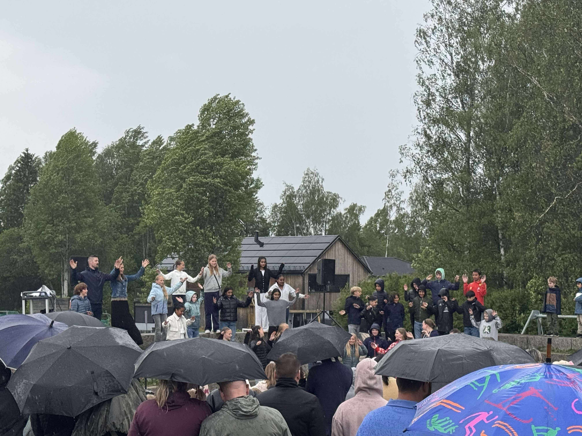 Felles sommeravslutning med paraplyer, allsang og ekte Døli-stemning