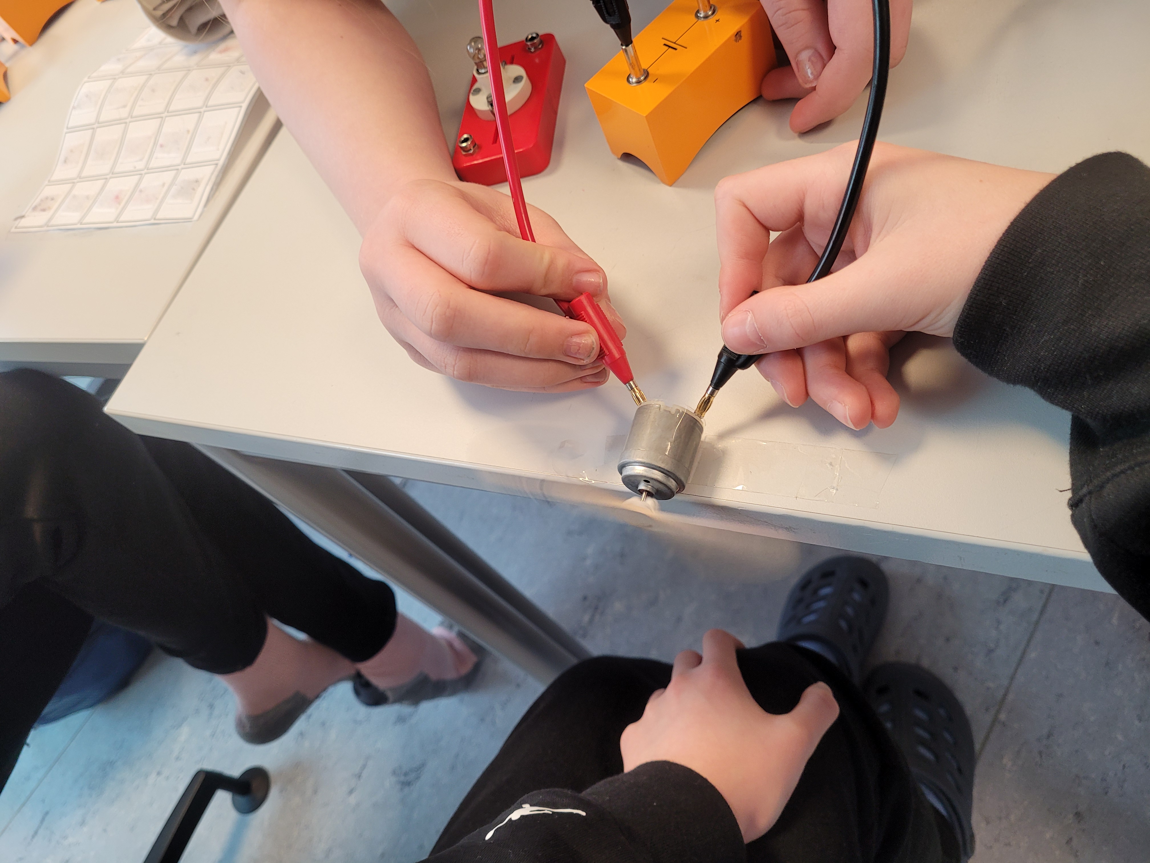 6. trinn utforsker elektrisitet i naturfag