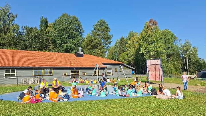 6. trinn på første uteskole med fadderbarna