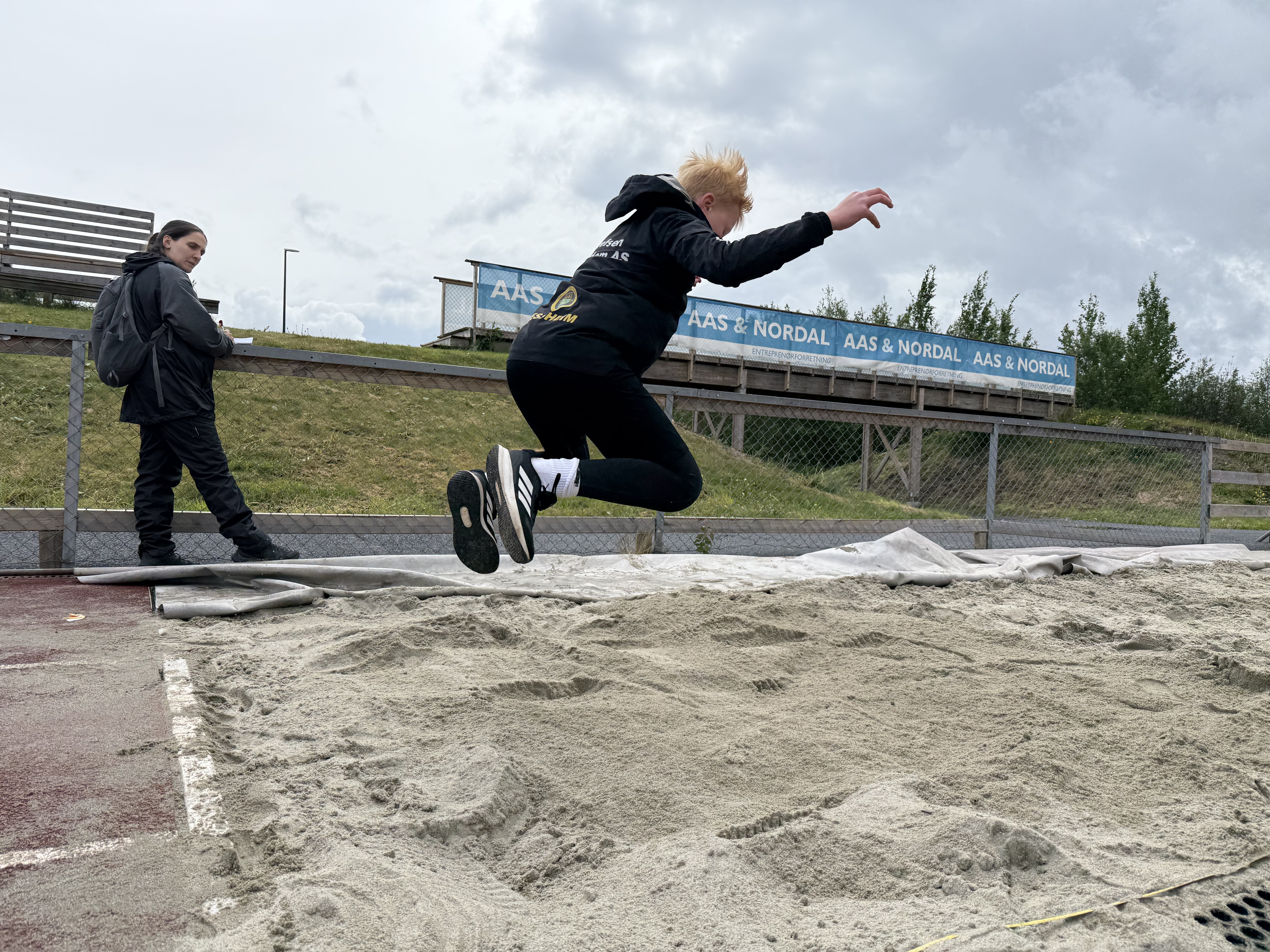 Lett regn, kjempeinnsats og høyt engasjement på friidrettsdag!